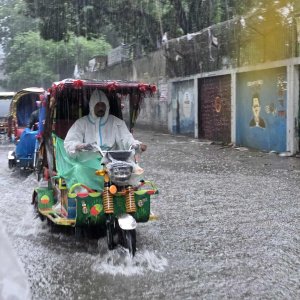 বৃষ্টিতে ঢাকায় জলাবদ্ধতা, ঈদযাত্রা ও গরুর হাটে ভোগান্তি