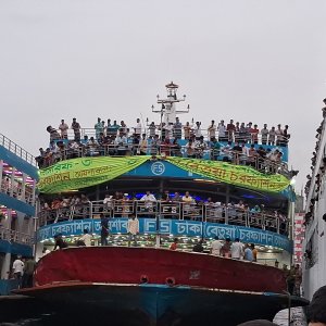 অতিরিক্ত যাত্রী নিয়ে সদরঘাট ছাড়লো কয়েকটি লঞ্চ