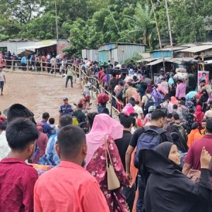 দৌলতদিয়া ঘাটে ফেরিতে যাত্রীদের ঢল