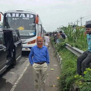 রাস্তায় যানজটে আটকে থেকে এমপির ক্ষোভ