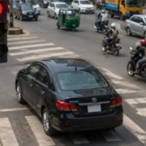 ফাঁকা সড়ক পেয়েও সিগন্যালে থামছে গাড়ি