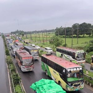 ঢাকা-টাঙ্গাইল মহাসড়কে ২৭ কিলোমিটারজুড়ে ধীরগতি
