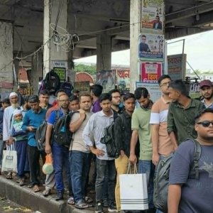যাত্রীর চাপ থাকলেও মহাখালী বাস টার্মিনালে নেই বিশৃঙ্খলা