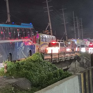 ঢাকা-আরিচা ও নবীনগর-চন্দ্রা মহাসড়কে ধীরগতি