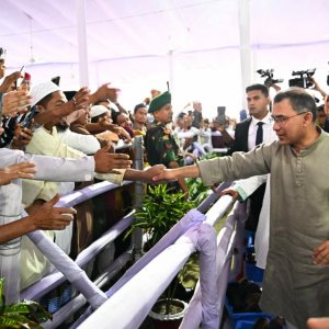 জাতীয় ঈদগাহে মুসল্লিদের সঙ্গে প্রধানমন্ত্রীর শুভেচ্ছা বিনিময়
