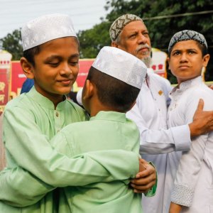 নামাজ, মোনাজাত ও শুভেচ্ছা বিনিময়ে রাজধানীতে ঈদের সকাল (ফটো স্টোরি) নামাজ, মোনাজাত ও শুভেচ্ছা বিনিময়ে রাজধানীতে ঈদের সকাল (ফটো স্টোরি)