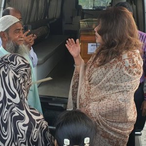 ইরাকে নিহত প্রবাসীর মরদেহ ঢাকায়, গ্রহণ করলেন শামা ওবায়েদ ইরাকে নিহত প্রবাসীর মরদেহ ঢাকায়, গ্রহণ করলেন শামা ওবায়েদ
