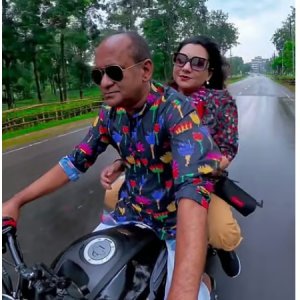 সরকারি কর্মকর্তার হেলমেট ছাড়া বাইক চালানোর ভিডিও ভাইরাল, মিশ্র প্রতিক্রিয়া