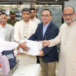 ফুল ও জমজমের পানি দিয়ে হজযাত্রীদের অভ্যর্থনা