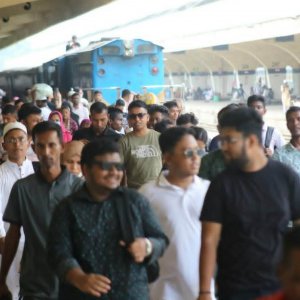 ছুটি শেষে ঢাকামুখী যাত্রীদের ভিড়ে মুখর কমলাপুর রেলস্টেশন