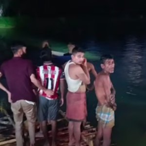 নৌকা উল্টে এক শিশুর মৃত্যু, উদ্ধারে নেমে প্রাণ গেলো আরেকজনের