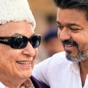 ‘এমজিআরের সাথে তুলনা নয়’—অগ্রজের প্রতি বিজয়ের শ্রদ্ধা