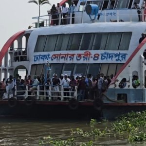 নৌপথে নির্বিঘ্নে ঢাকায় ফিরছেন যাত্রীরা, বাড়েনি ভাড়া