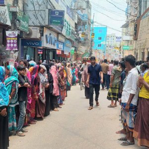 আসামিকে ছাড়িয়ে নিতে থানা ঘেরাও করে বিক্ষোভ