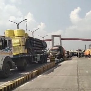 ৭ দিন পর বেনাপোলে আমদানি-রফতানি শুরু, হাজারো ট্রাক আটকে আছে