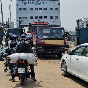 দৌলত‌দিয়া-পাটুরিয়া নৌপথে ২৪ ঘণ্টায় ৪৩০১ যানবাহন পারাপার