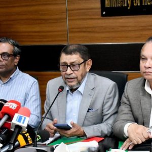 ডেঙ্গুর ভ্যাকসিন এখন দেবো না: স্বাস্থ্যমন্ত্রী