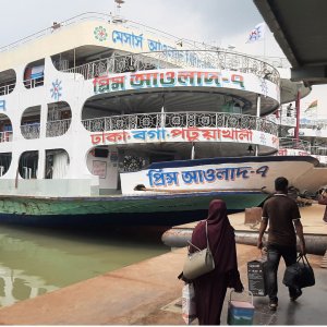 পটুয়াখালীতে বাসে সিট সংকট, যাত্রীশূন্য লঞ্চ