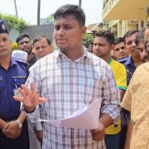 হঠাৎ হাসপাতাল পরিদর্শনে হাসনাত আবদুল্লাহ, ৫ চিকিৎসককে শোকজ হঠাৎ হাসপাতাল পরিদর্শনে হাসনাত আবদুল্লাহ, ৫ চিকিৎসককে শোকজ
