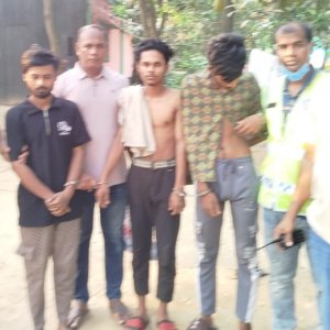 ২ সহযোগীসহ মোহাম্মদপুরের ছিনতাইকারী আকাশ গ্রেফতার