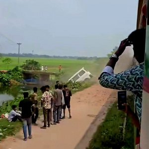 রেললাইনে আটকে গেলো মাইক্রোবাস, ট্রেনের ধাক্কায় পুকুরে