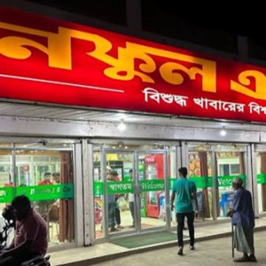 মিষ্টির দোকানে জরিমানা, কী ঘটেছিল ইউএনওর সঙ্গে