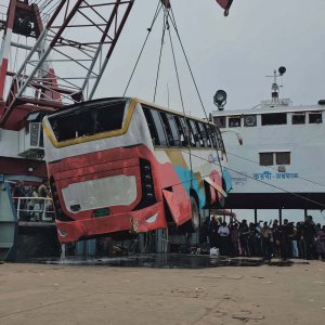 সেই বাসের চালক বললেন, ‘হঠাৎ দেখি ব্রেক ফেল, মুহূর্তেই নদীতে বাস’
