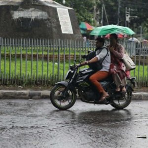 রোদ-গরমের শহরে স্বস্তির বার্তা হয়ে এলো বৃষ্টি