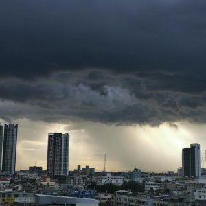 তীব্র দাবদাহের পর হঠাৎ বৃষ্টিতে ঝুঁকি বাড়ে যেসব রোগের