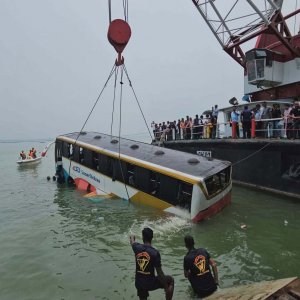 আবার কীভাবে নদীতে পড়লো বাস