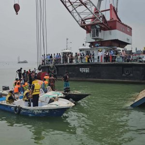 দৌলতদিয়ায় নদীতে বাস, চালক ও সহকারী উদ্ধার