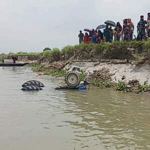 পদ্মা নদীতে ট্রাক্টর ডুবে চালকের মৃত্যু