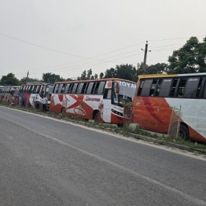 নদী পার হতে দৌলতদিয়া ঘাটে শত শত যানবাহনের সিরিয়াল