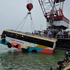 পদ্মা নদীতে বাস পড়ার ঘটনায় মামলা, আসামি করা হলো যাদের