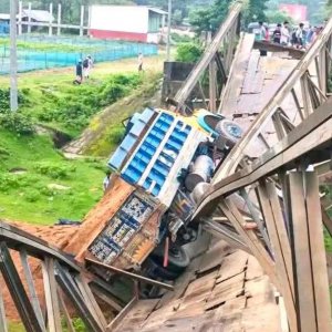 ট্রাকসহ ভেঙে পড়লো সেতু