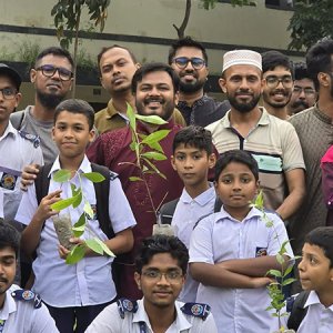 মিরপুরে শিক্ষার্থীদের মাঝে গাছের চারা বিতরণ করলেন এনসিপি নেত