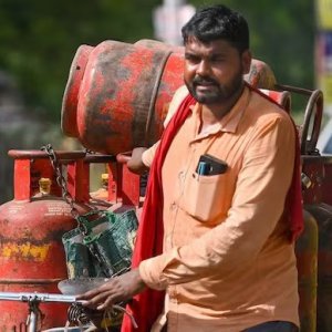 বাংলাদেশ-পাকিস্তানের চেয়েও ভারতে এলপিজি গ্যাসের দাম কম: মোদি