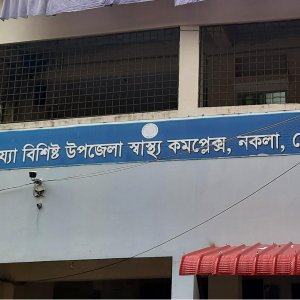 হাসপাতালে বিদ্যুৎ না থাকায় মোমবাতির আলোয় চিকিৎসাসেবা