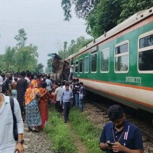 ট্রেনের ধাক্কায় উল্টে গেলো ট্রাক, দেড় ঘণ্টা বন্ধ ঢাকা-চট্টগ্রাম রেলযোগাযোগ
