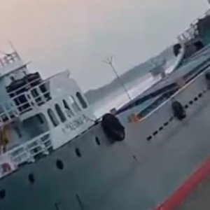 একসঙ্গে পাঁচ জাহাজে ডাকাতির চেষ্টা, গুলি-লুটপাট