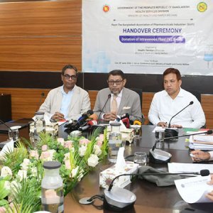 আন্দোলনরত ইন্টার্ন চিকিৎসকদের দাবির যৌক্তিকতা খতিয়ে দেখার আশ