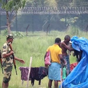 ৭২ ঘণ্টা পর সেই ১০ জনকে শূন্যরেখা থেকে ফেরত নিলো ব