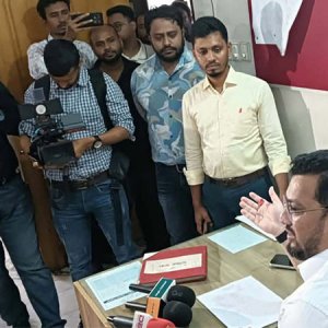 আকস্মিক পরিদর্শনে প্রতিমন্ত্রী, ভূমি অফিসে সেবার মান নিয়ে অস