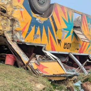 মহাসড়কের পাশে খাদে উল্টে পড়লো বাস, ৪ যাত্রী নিহত