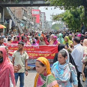 রামপুরায় পোশাক শ্রমিকদের সড়ক অবরোধ, যান চলাচল বন্ধ