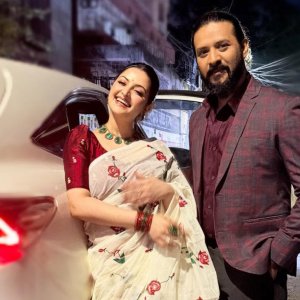 ‘গোলাপ’ নিয়ে নড়েচড়ে বসেছেন পরীমনি-নীরব