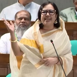 রফতানির আড়ালে বছরে পাচার ৮ বিলিয়ন ডলার, সংসদে রুমিন ফারহানা