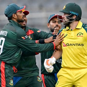 রানার গতিঝড়ে ৮ উইকেট নেই অস্ট্রেলিয়ার রানার গতিঝড়ে ৮ উইকেট নেই অস্ট্রেলিয়ার