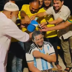 ১০ লিটার দুধ দিয়ে গোসল করে ব্রাজিলে যোগ দিলেন আর্জেন্টিনার 