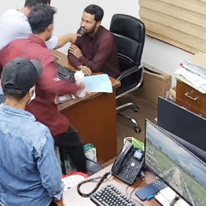 মোহাম্মদপুরে ইন্টারনেট অফিসে হামলা-লুটপাট